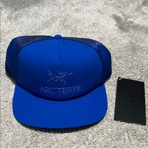 NEW Arc’teryx Logo Trucker Hat Flat Brim Vitality Blue